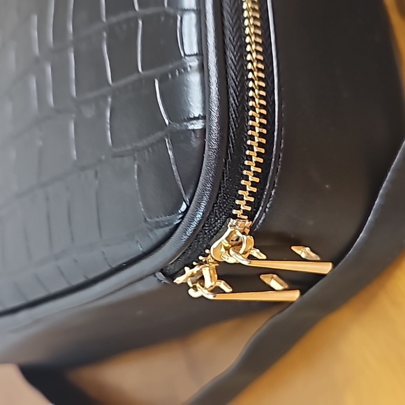 Cosmetic case with a leather detachable shoulder strap. - Picture 11 of 14